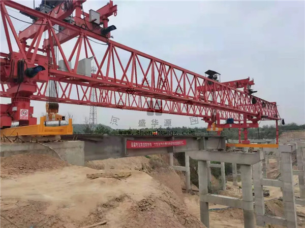 盛华集团丨连霍呼北高速项目180T自平衡山东架桥机施工现场